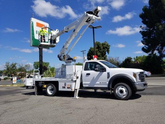 7-11 sign install off of Ashlan in Fresno CA.