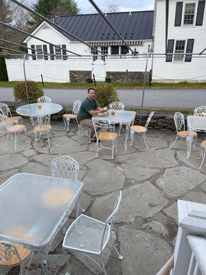 Outdoor seating (seasonal)