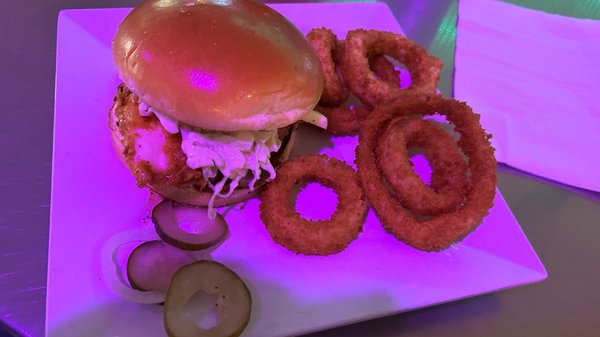 Fried chicken w/onion rings