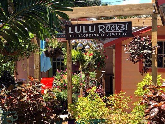 Charming entrance to Lulu Rocks