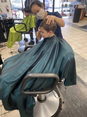 2 years old is taking his haircut with Lan.