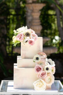 Cake decor with fresh flowers