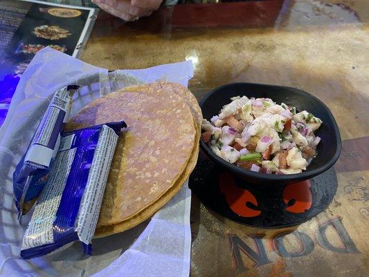 Cerviche with saltines and fried thin breads