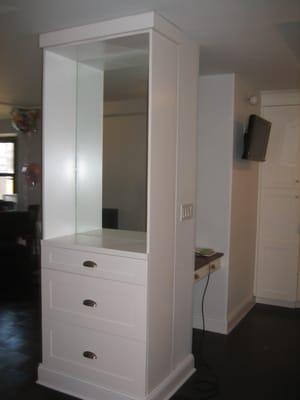 Unit with mirror and drawers