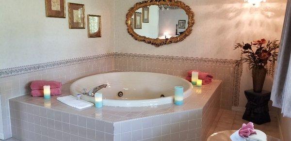 Extra large jetted tub in Abelia Cottage at Evening Shade Inn