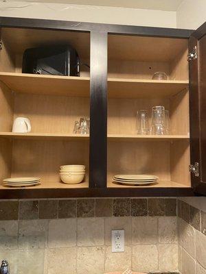 Cabinet with dishes and the kitchen does have a dishwasher