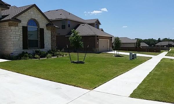 This is what you can expect when we service your lawn. We mow, weedeat, edge, and clean up the clippings.