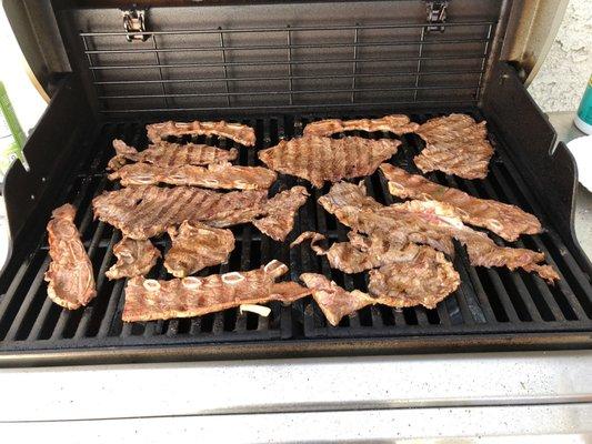 Ranchera y costillas de res bien suavecitas, jugosas, y chingonas.