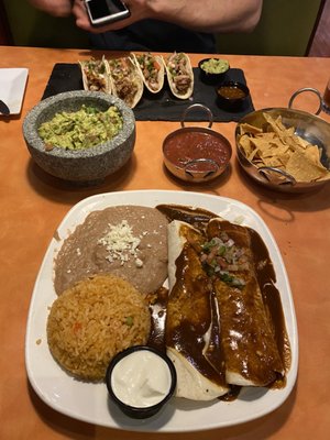 BURRITO DE LA ROQUETA & TACOS de CARNITAS