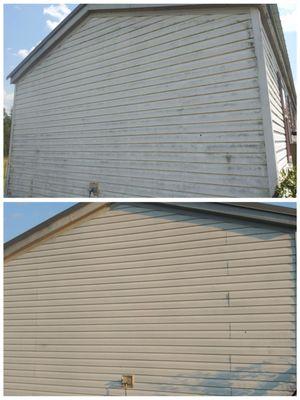 Softwash on vinyl siding. Low pressure cleaning method