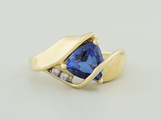 Ring 38) NEW, made in 1995, tanzanite and diamond classic pendant, diamond 0.06 CT, tanzanite 1.0 CT, yellow 14 K gold, 4.3 gram