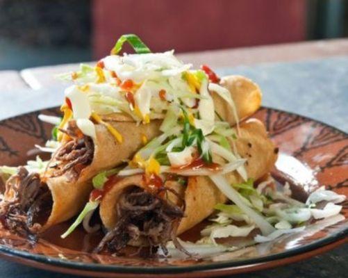 TACOS DORADOS!!!... TORTILLA ENVUELTA RELLANA DE CARNE Y ACOMPAÑADA DE REPOLLO, SALDA DE TOMATE Y CREMA.