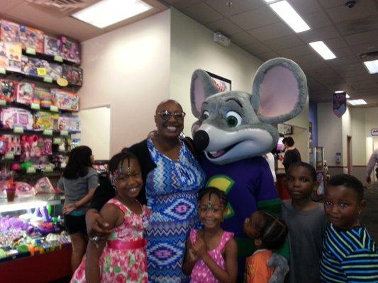 Hanging out with my nieces at Chucky Cheese!!!