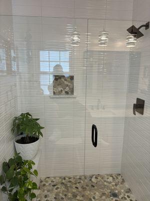 Shower with seating bench & shampoo niche