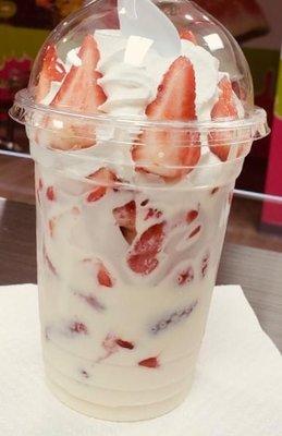 Fresas con crema.
Sweet and sour cream with strawberries .