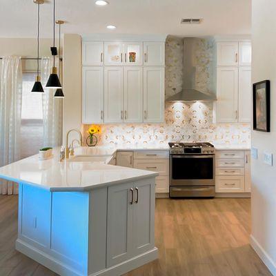 White cabinets add elegance and visually expand the space, transforming our kitchen into a chic and inviting area.