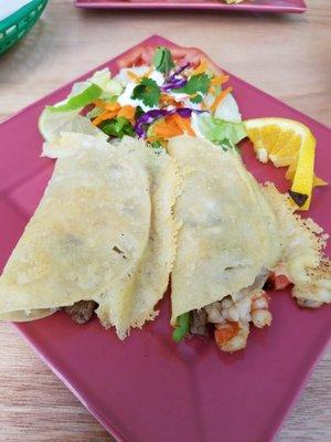 Tacos al governador, with asada and shrimp