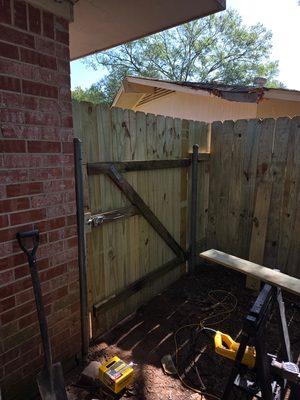 Privacy fence gate