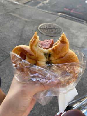 Hot dog bun