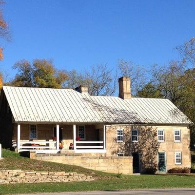 Historic Headley Inn features 3 queen bedrooms and a full amenity log cabin.