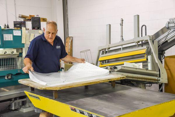 Moving thousands of sheets of paper by hand is not an easy job but our team has achieved a method that allows them to do it with ease.