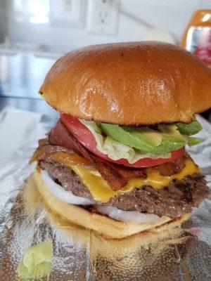 Californian sweet onion  Burger.
5 oz burger, bacon, cheese, caramelized onion,  tomato, lettuce, avocado. Chipotle aioli.