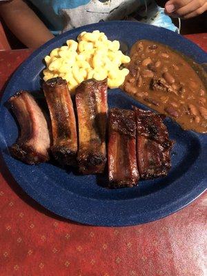 Ribs Mac&cheese and beans