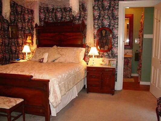 Victorian Rose Chamber, 2nd floor, Queen bed, private ensuite bath/step in shower, Electric fireplace