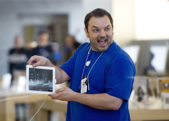 Watch me talk to my Apple co-workers while you stand there for 25 min like an ass clown!