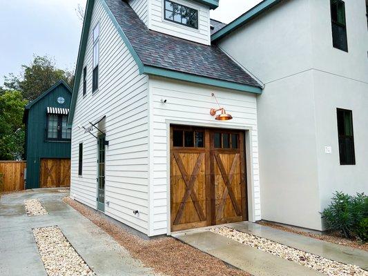 Custom Wood Door
Barn design with top glass