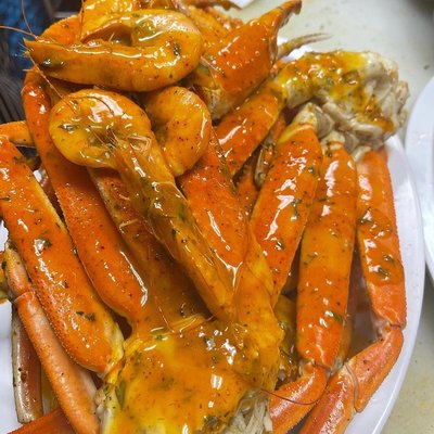 SNOW CRAB LEGS WITH LEMON GARLIC BUTTER SAUCE