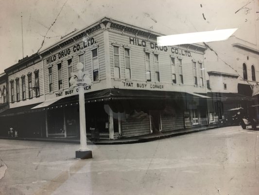 Picture from the 1920's of now hostel location & downtown HILo