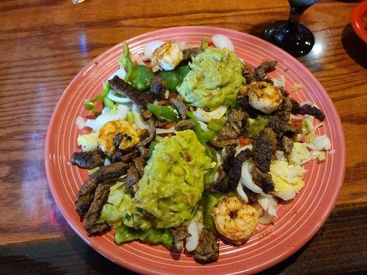 Guacamole salad with shrimp and steak !