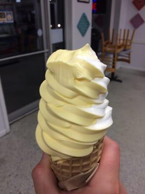 Frozen yogurt vanilla mango twist!! Excellent !!