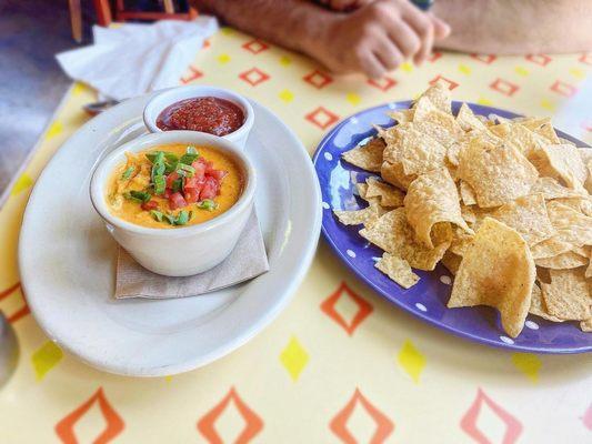 Vegan chili con queso