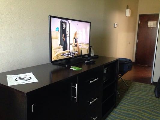 Standard double room dresser.