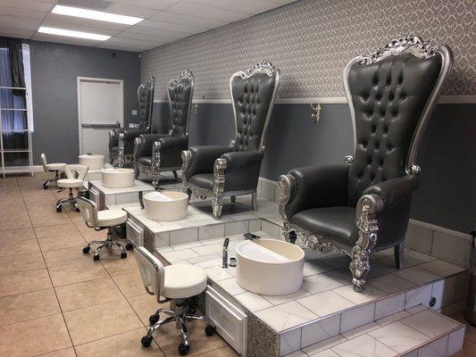 Cute decor chairs for pampering Queens