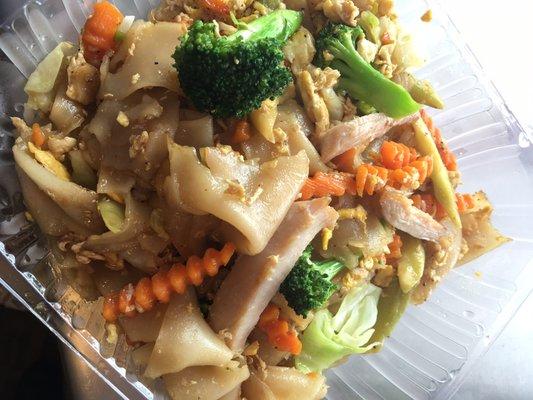 Chicken Pad Z-U: sweet savory noodle wide rice noodles with carrots, broccoli, cabbage, and egg