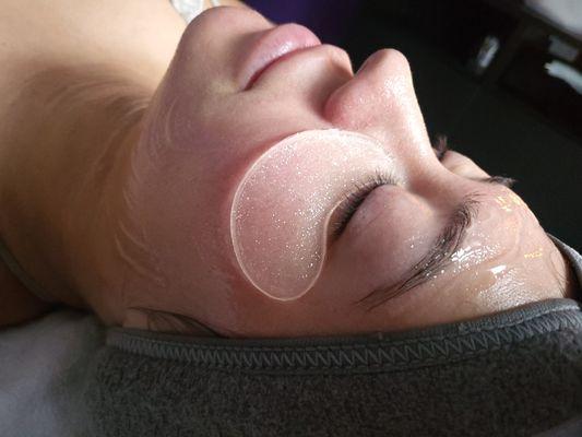 "All Eyes On You" facial