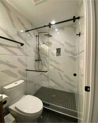 Serenity shower enclosure 
matte black Hardware