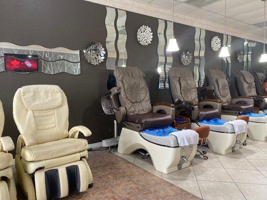 Nice massage chairs, clean and comfortable