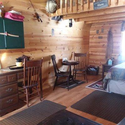 The Windy Ridge Retreat Rustic Cabin- sleeps 2