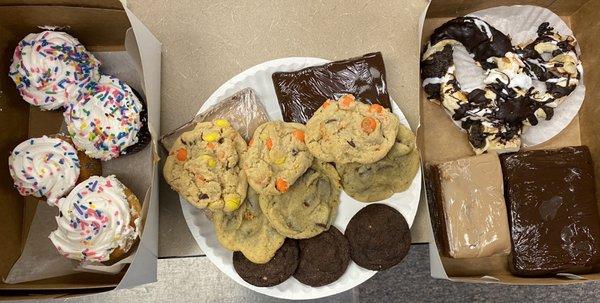 Great sample of cupcakes, cookies and brownies. Everything was great. The pretzel looking treat top right was awesome!