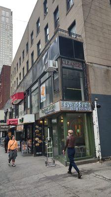 Empty storefront, Ex-o cleaners is no longer here.