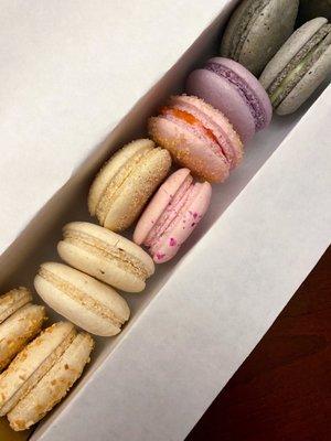 Box of 12 macarons