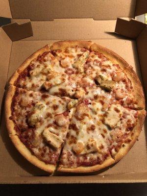 Small pizza with grilled chicken and shrimp.