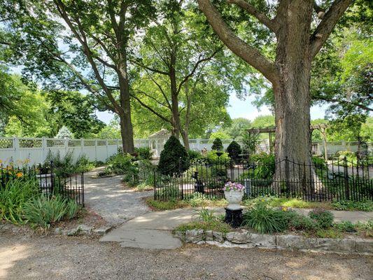 Garden beside the Wildwood gift shop, with nicely arranged flowerbeds.