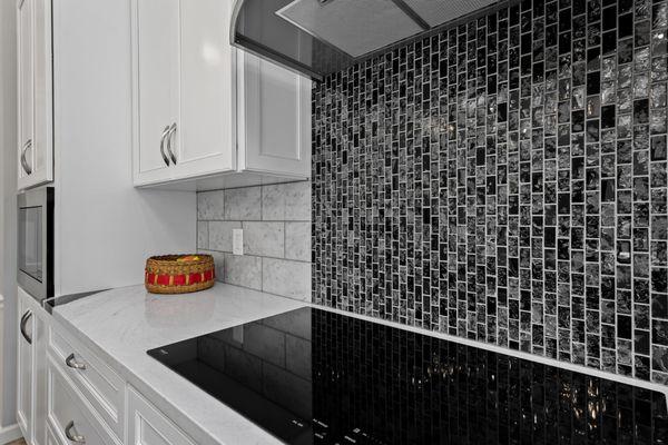 Crackled glass backsplash