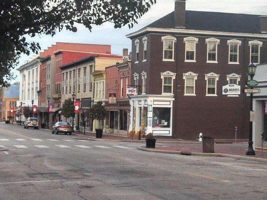 A view down Mulberry Street. You will find an old fashion candy store, Royce café, Roll on in, Docs, & wine cellar all walking distance.