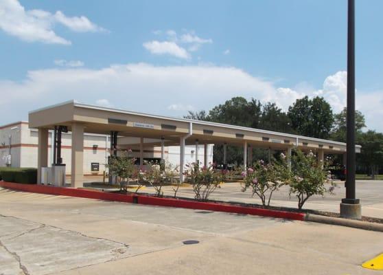 Drive-thru windows are available behind the bank.